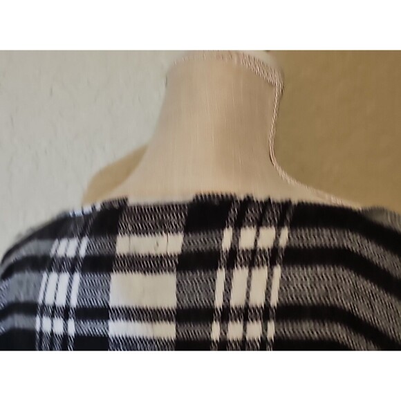 A New Day Womens Poncho One Size Fits Most Black/White Plaid Fringe Hem - Picture 8 of 9